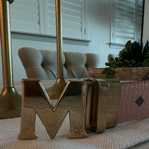 MCM Women’s Reversible Belt In Powder Pink - Picture 5 of 5